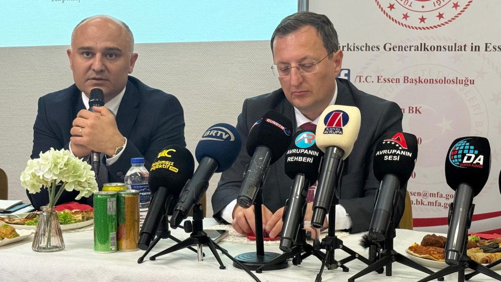 Büyükelçi Turan: “Türk Toplumu Almanya’nın ayrılmaz bir parçası” 15 essen buyukelci turan stk toplanti 1
