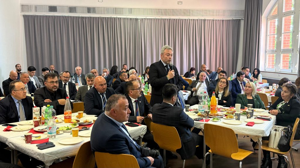 Büyükelçi Turan: “Türk Toplumu Almanya’nın ayrılmaz bir parçası” 18 essen buyukelci turan stk toplanti 4