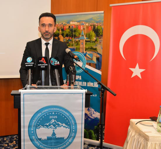 Hollanda’da göç hukuku alanında uzmanlığıyla tanınan başarılı avukat İsmet Özkara,