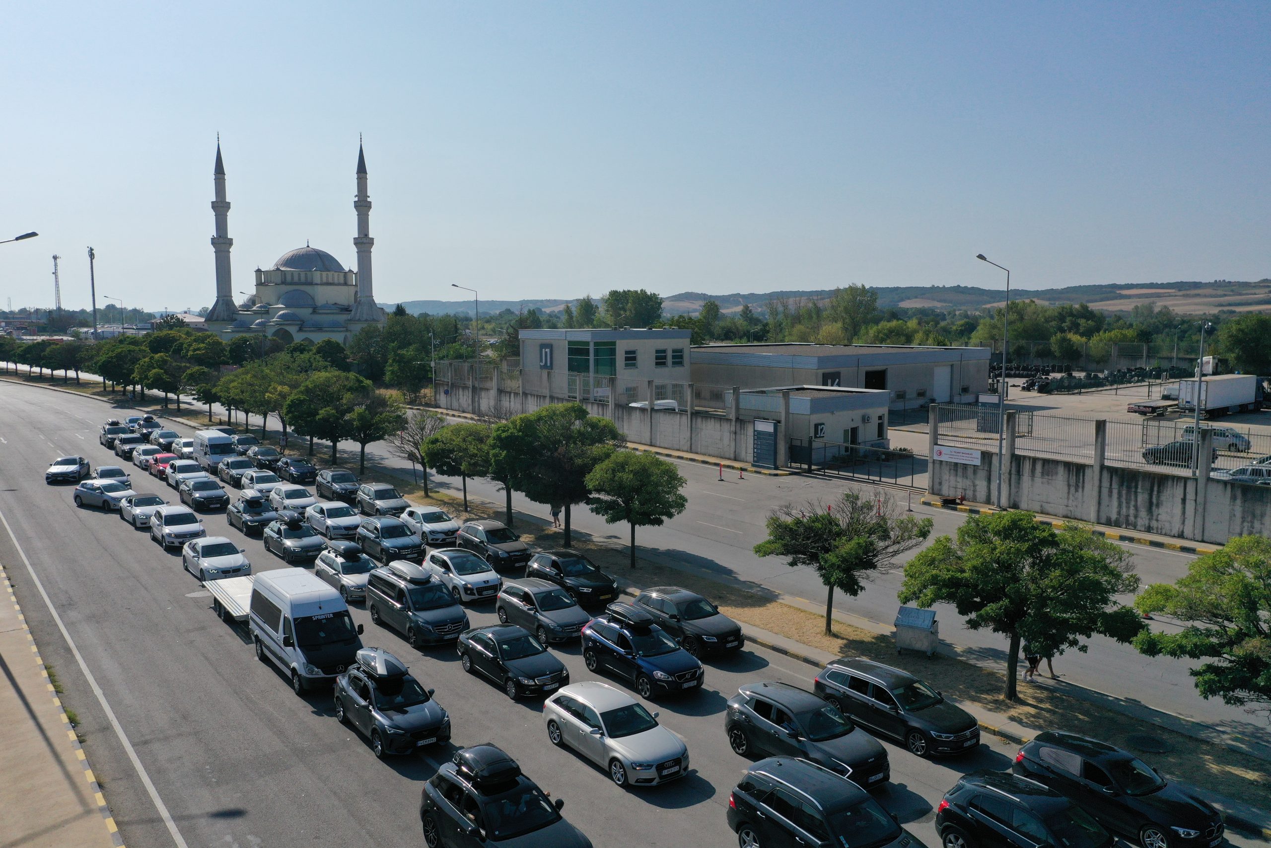 Gurbetçilerin Türkiye Yolculuğunda Yoğun Dönem 1 AA 20240822 35459993 35459987 KAPIKULEDE GURBETCILERIN DONUS YOLCULUGU SURUYOR 1 scaled