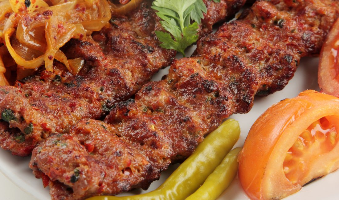 Yoğun ve baharatlıdır: Adana kebap, dana veya kuzu etinin zırh