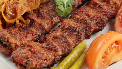 Yoğun ve baharatlıdır: Adana kebap, dana veya kuzu etinin zırh