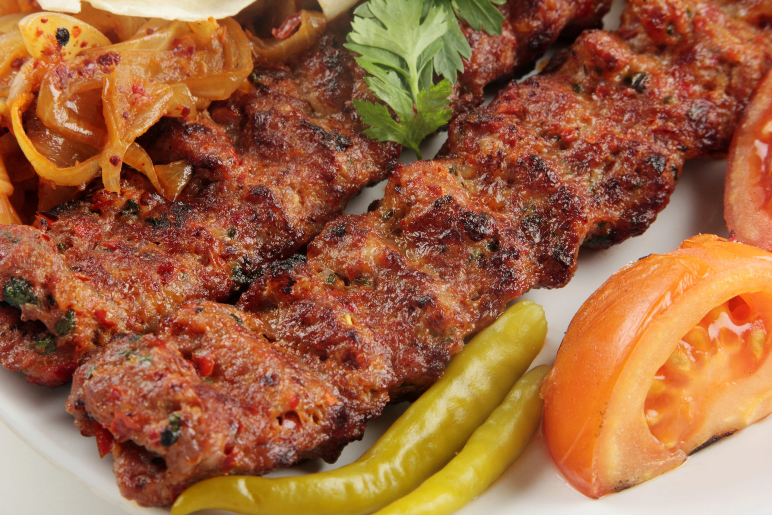 Yoğun ve baharatlıdır: Adana kebap, dana veya kuzu etinin zırh