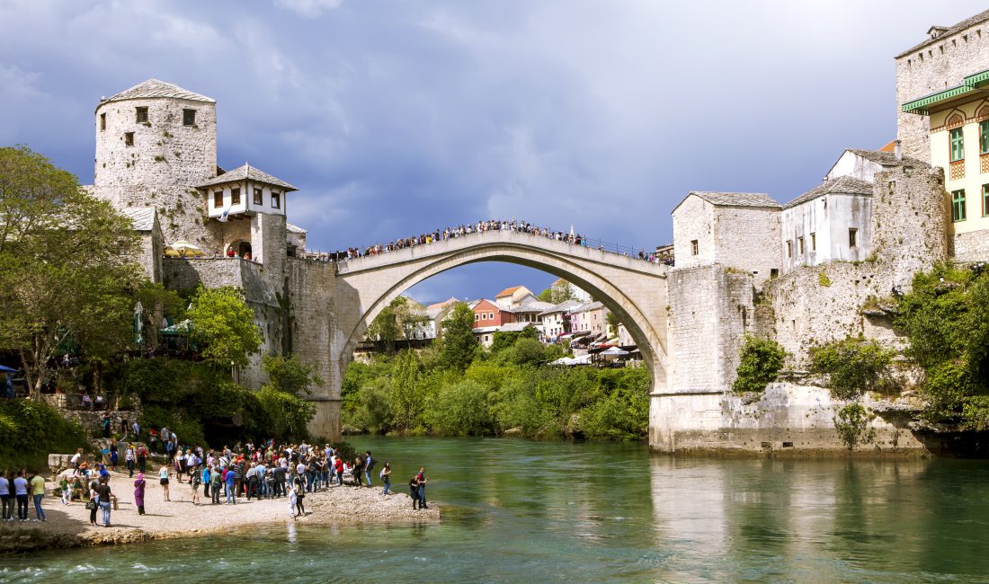 Bosna Hersek’in güneyindeki Mostar şehrinde bulunan Mostar Köprüsü (Stari Most),