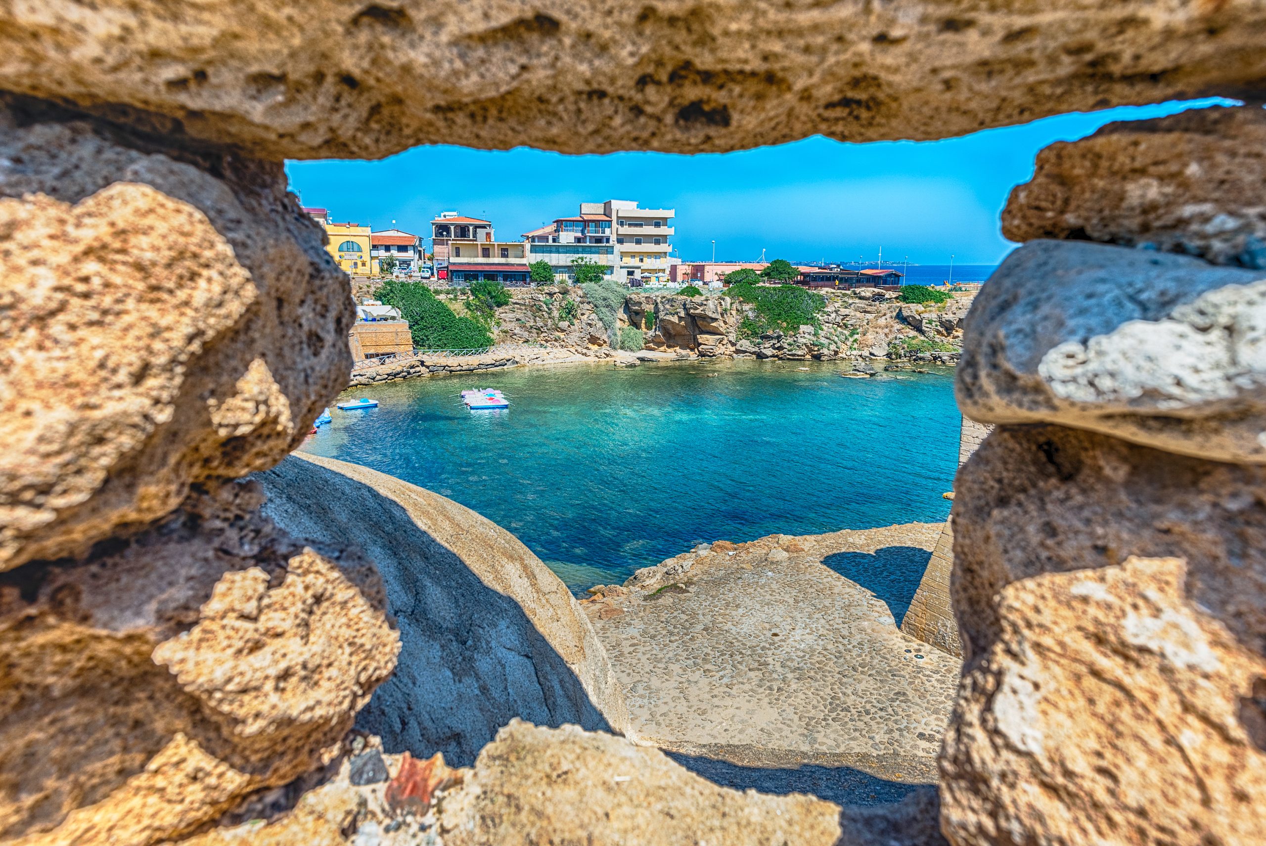 Türkiye’nin en güzel adalarından biri olan Bozcaada, Çanakkale iline bağlı,