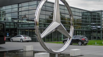 Alman otomobil üreticisi Mercedes-Benz, hava yastıklarındaki güvenlik riski nedeniyle dünya