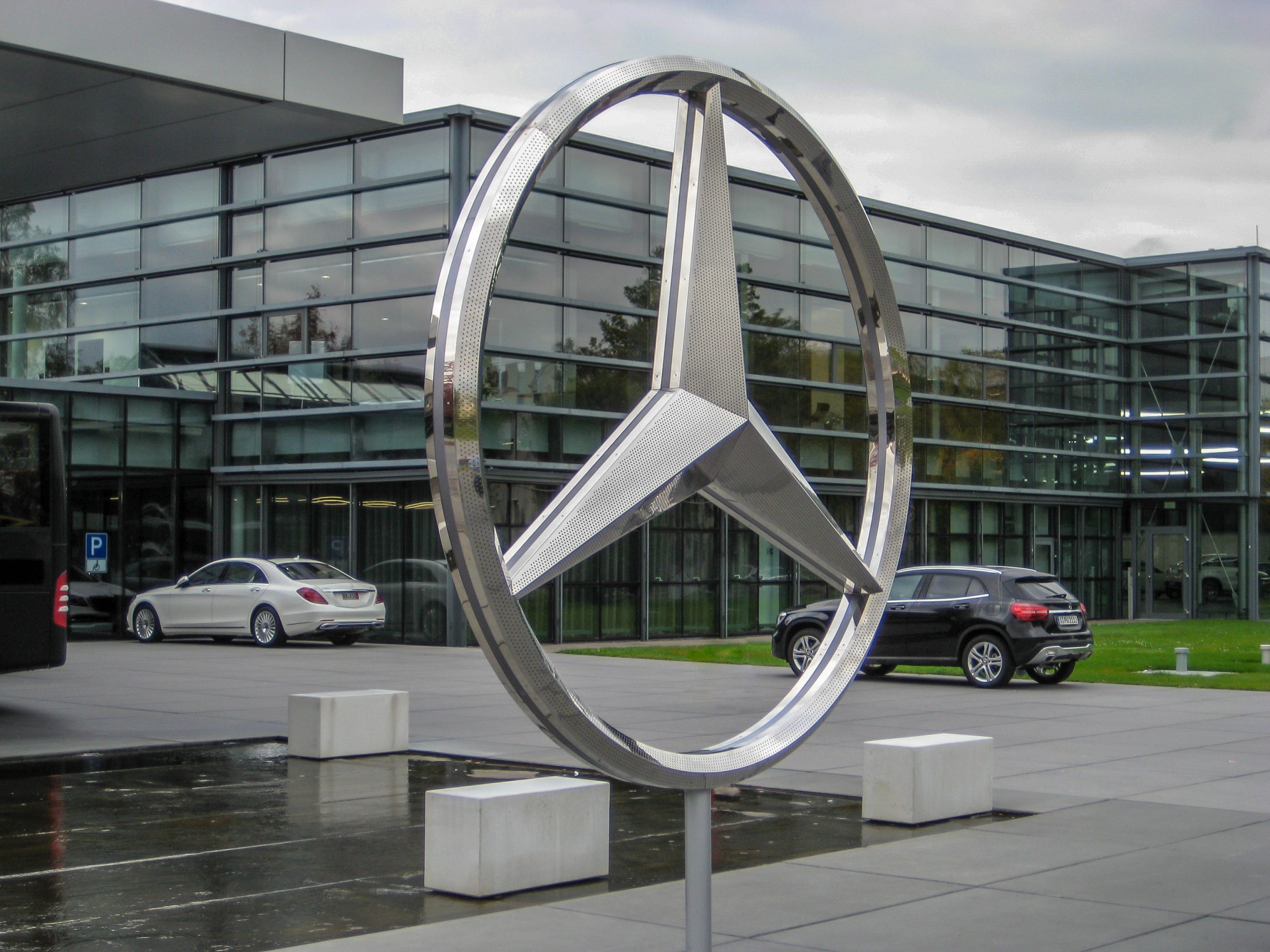 Alman otomobil üreticisi Mercedes-Benz, hava yastıklarındaki güvenlik riski nedeniyle dünya