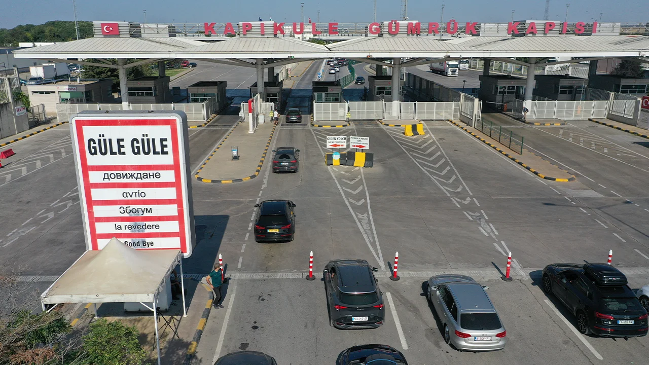 Yıllık izinlerini memleketlerinde geçirmek isteyen gurbetçilerin Türkiye’ye kara yoluyla gelişleri