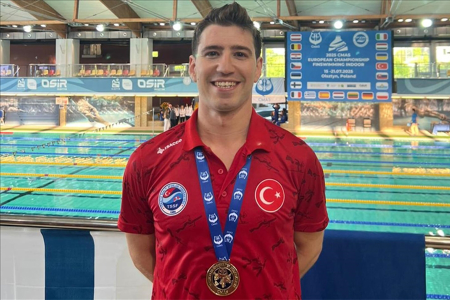 Milli sporcu Derin Toparlak, Polonya’da düzenlenen 2025 CMAS Paletli Yüzme