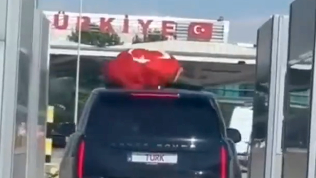 Belçika’dan Türkiye’ye gelen bir gurbetçi, özel ücretle aldığı “TÜRK” plakalı