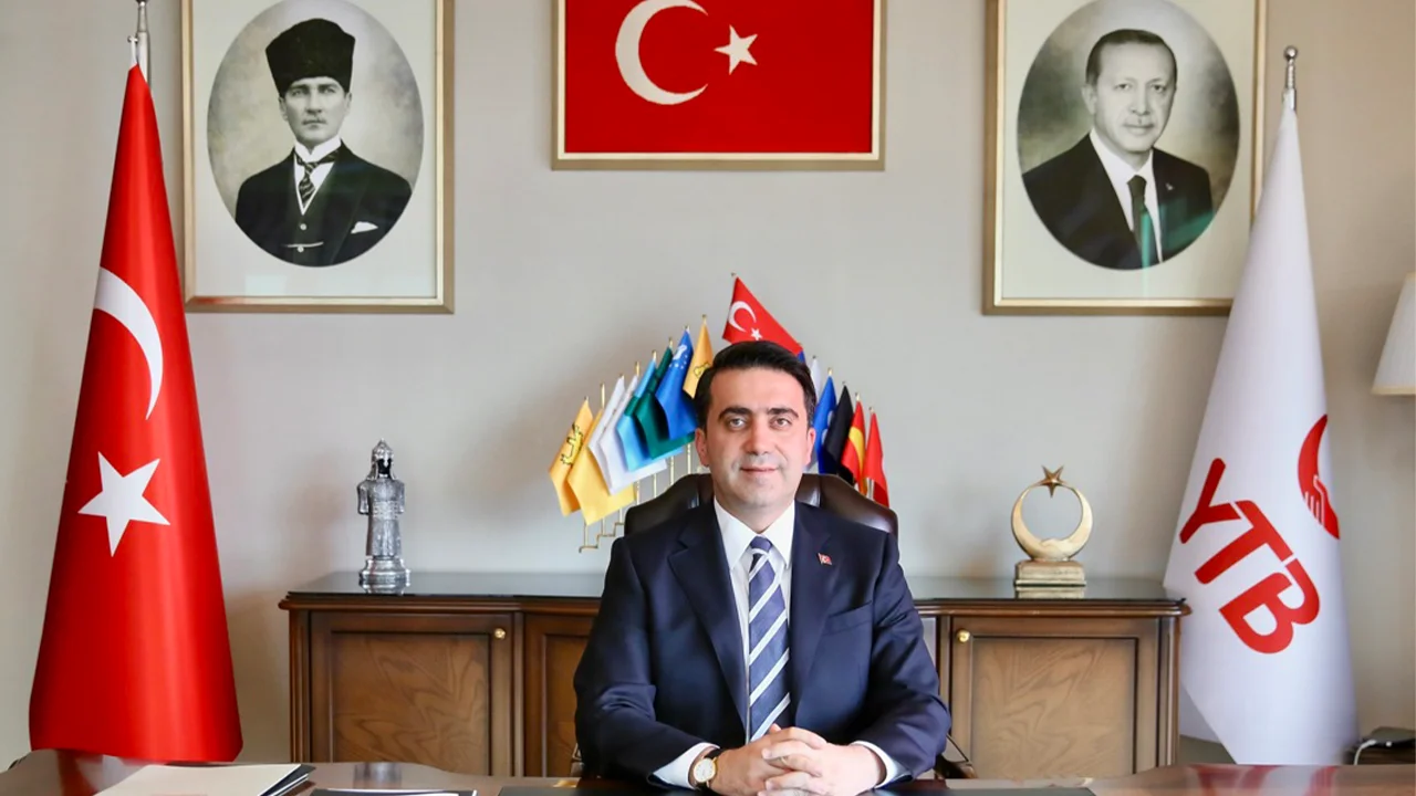 Abdulhadi TURUS, 1982-Almanya/Stuttgart doğumludur. İlköğreniminin bir bölümünü Almanya’da, ortaöğrenimini memleketi