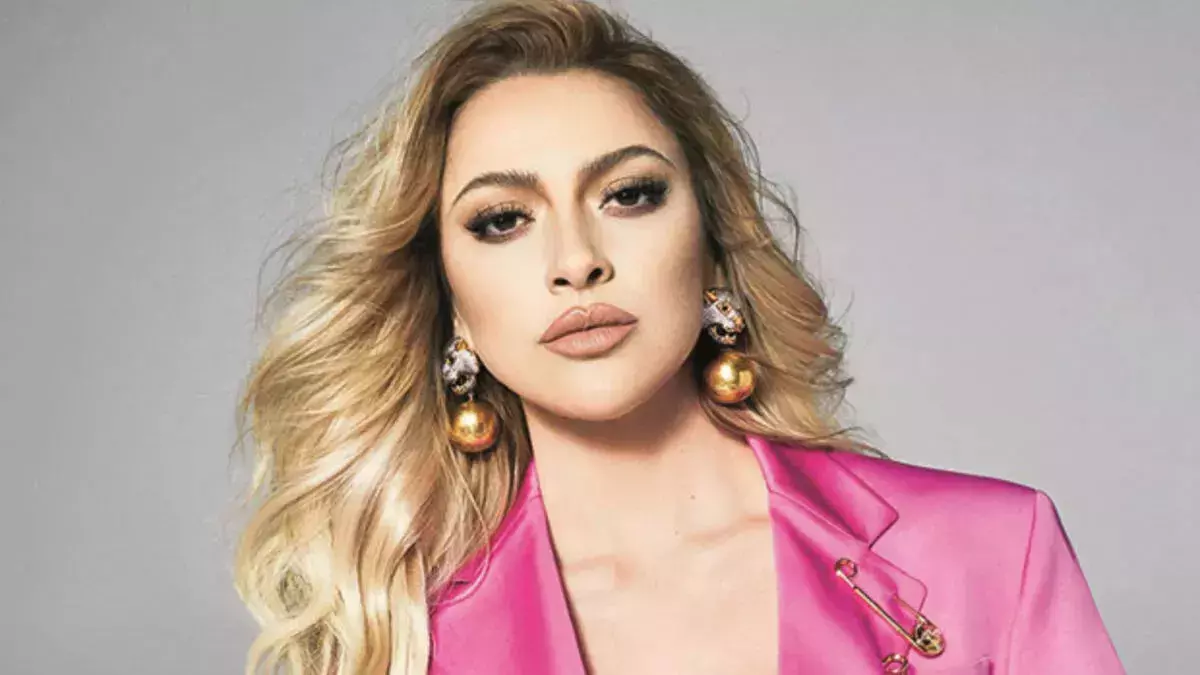 Türk pop müziğinin güçlü isimlerinden Hadise, bu kez sahnesiyle değil,