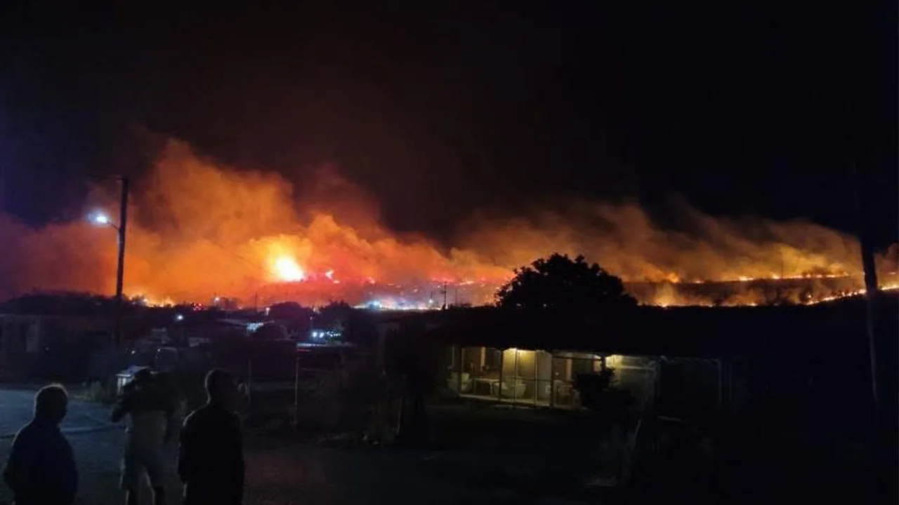 Yunanistan’ın Ege Denizi’ndeki adalarından Semendirek’te (Samothraki) akşam saatlerinde başlayan orman