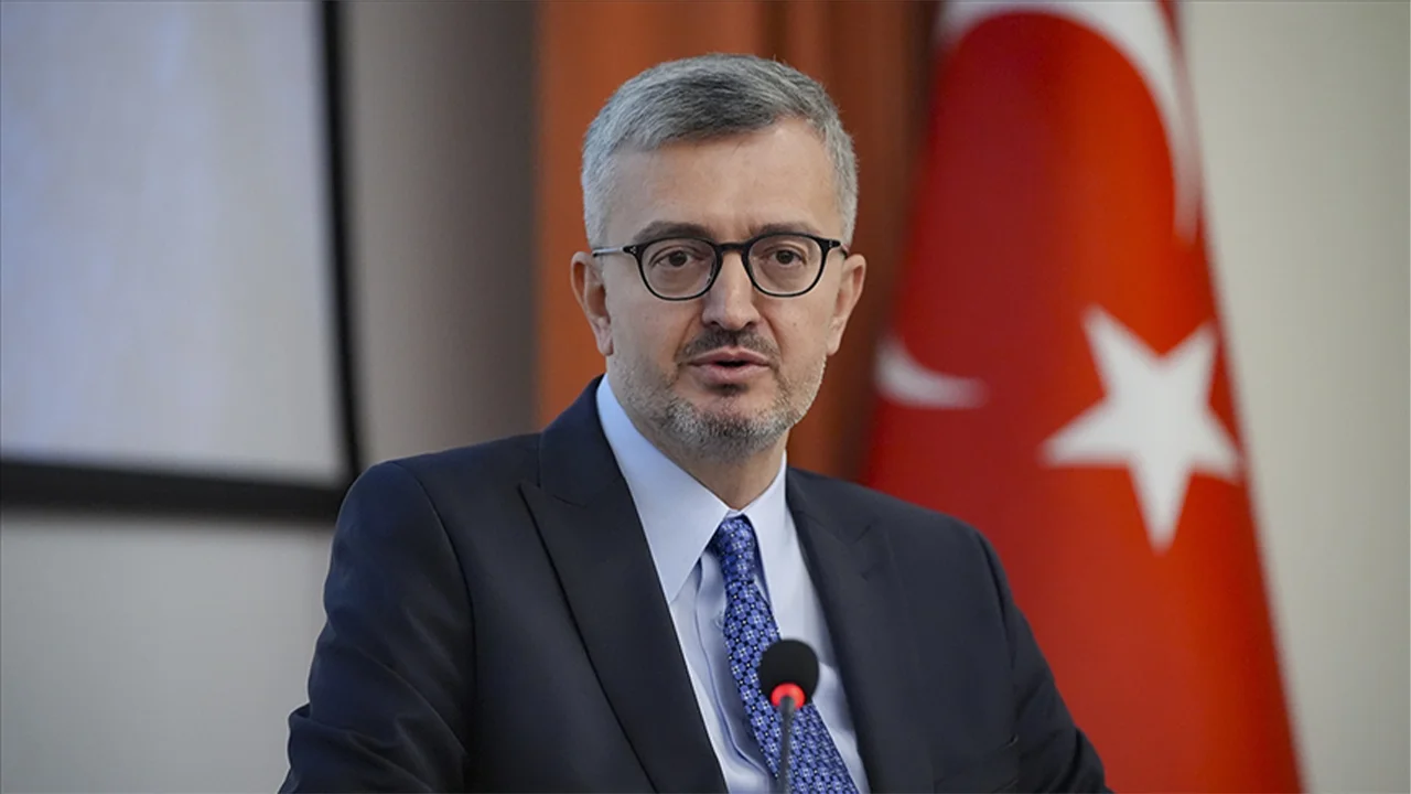 İletişim Başkanı Fahrettin Duran, spor basınımızın değerli isimlerinden Ümit Aktan‘ın