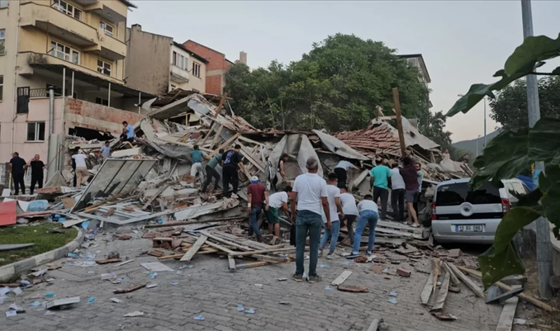 Balıkesir’in Sındırgı ilçesinde saat 19.53’te 6,1 büyüklüğünde deprem meydana geldi.