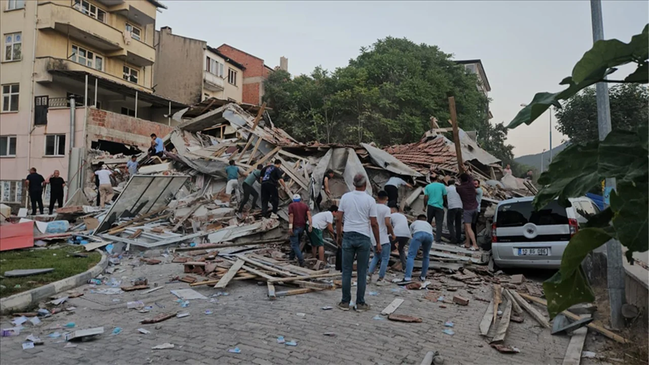 Balıkesir’in Sındırgı ilçesinde saat 19.53’te 6,1 büyüklüğünde deprem meydana geldi.