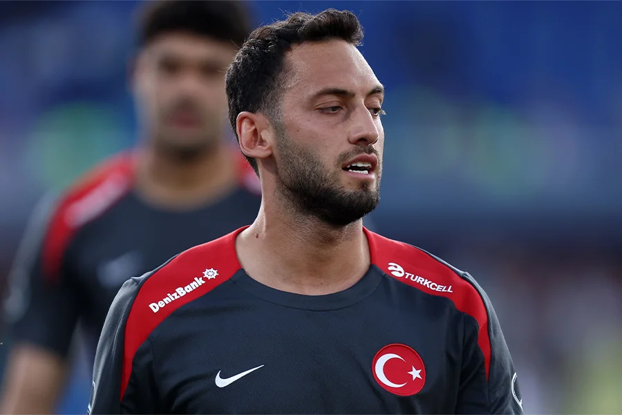 Hakan Çalhanoğlu’nun geleceğiyle ilgili sıcak gelişmeler İtalya’nın Inter kulübünde yaşanıyor.