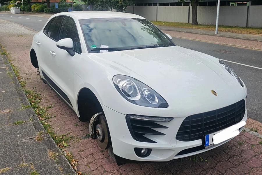 Almanya’nın Bremen kentinin Walle semtinde park halindeki lüks bir aracın