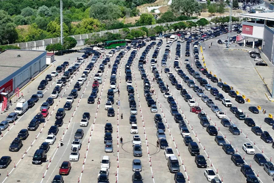 Yola çıkacak veya seyahat halinde olan sürücülere, güvenli ve sorumlu