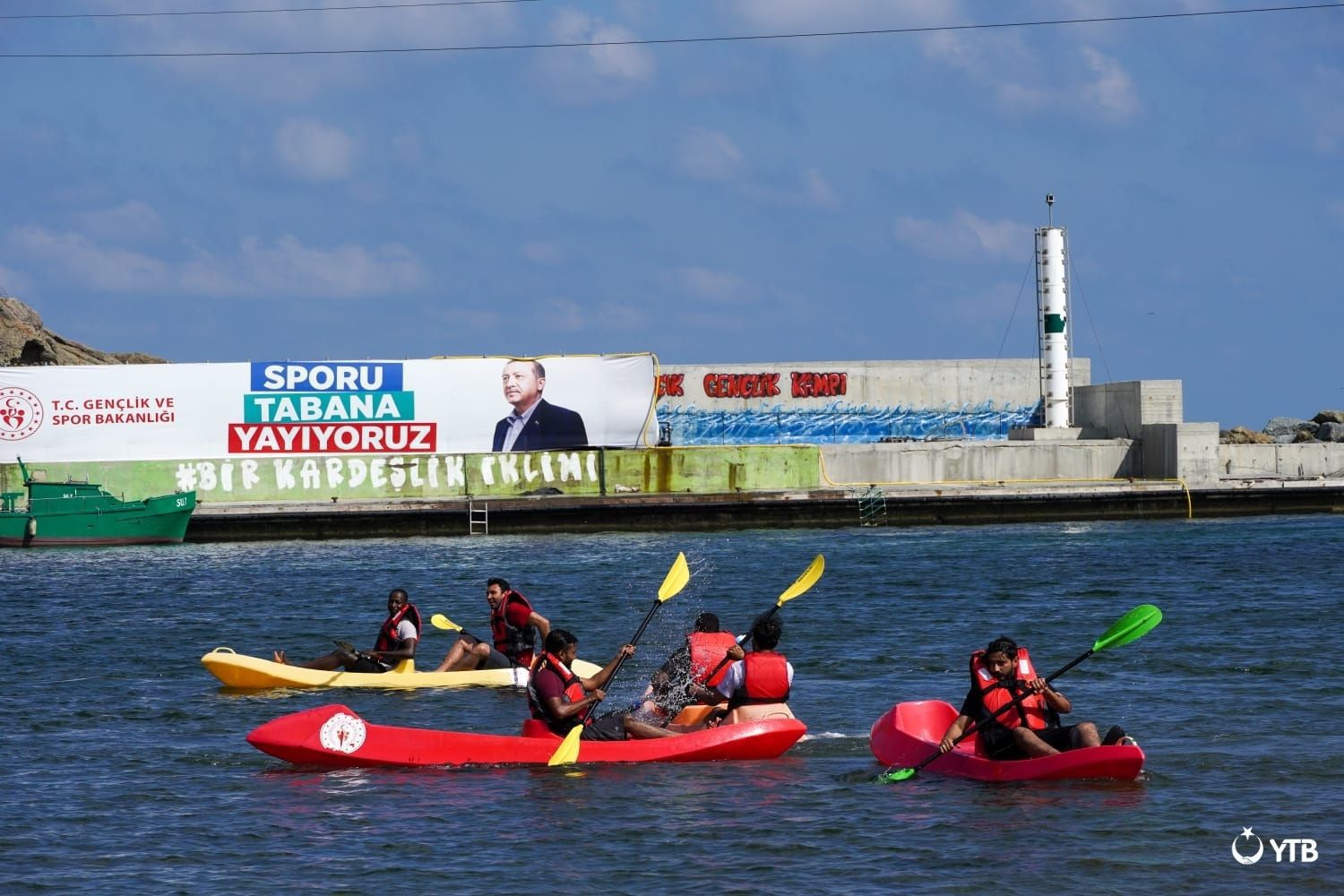 İstanbul’da gençlik zirvesi: “Daha adil bir dünya mümkün” 21 4 14