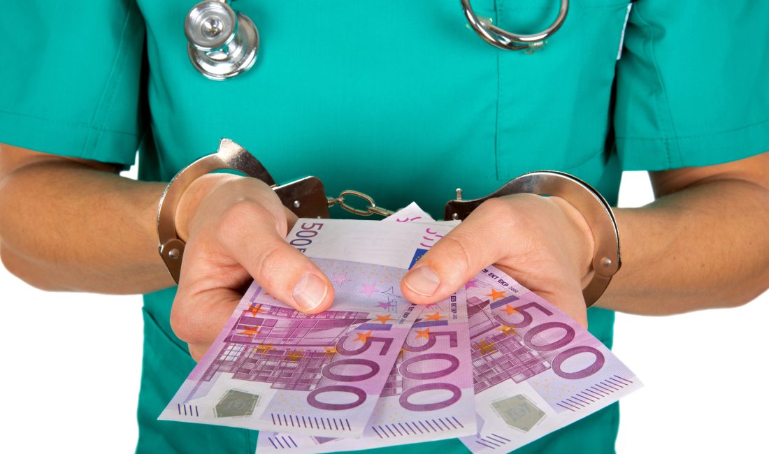 Atina’daki Hipokrat Hastanesi Kalp Cerrahisi Kliniği Müdürü, hastalardan rüşvet talep