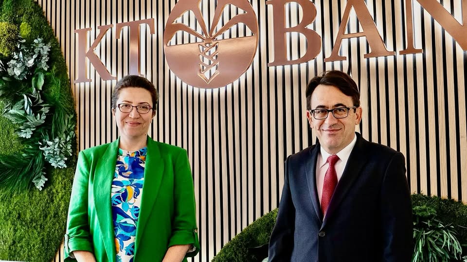 Frankfurt Başkonsolosu İlknur Akdevelioğlu KT Bank Başkanı Ahmet Kudsi Arslan ile görüşürken
