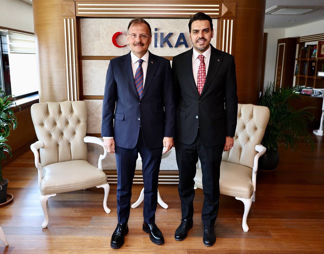 Çavuşoğlu ve Eren, samimi bir görüşme gerçekleştiriyor
