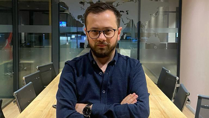 Kumanda Kimin Elindeydi?
