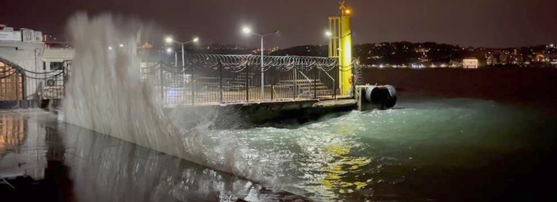 İstanbul’u vuran fırtına hayatı felç etti: Çatılar uçtu, ağaçlar devrildi