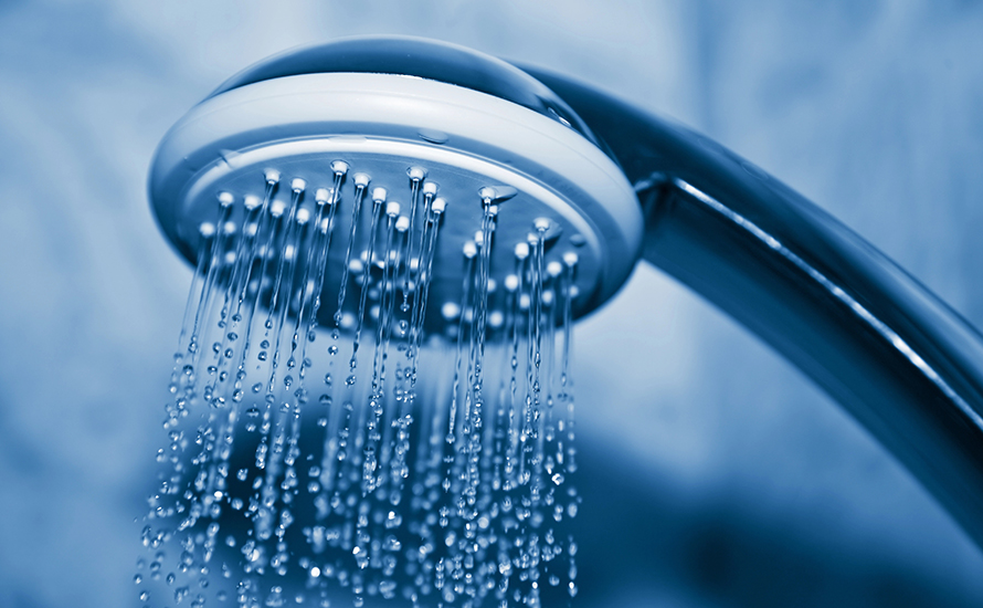 Uzmanlar uyarıyor: Sıcak duş cildi sessizce yıpratıyor