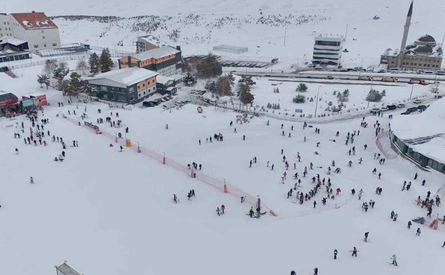 Beyaza büründü, doldu taştı: Erciyes haftasonu gözde merkez  