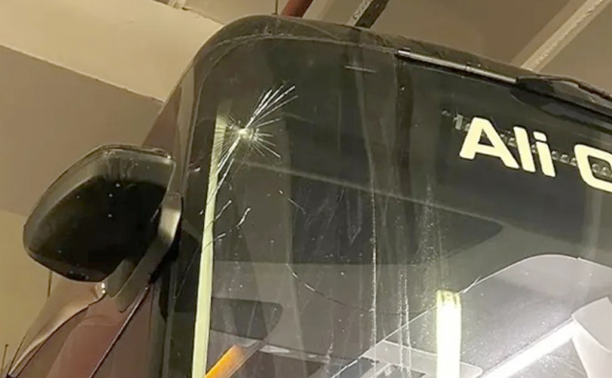 Trabzonspor takım otobüsüne taşlı saldırı