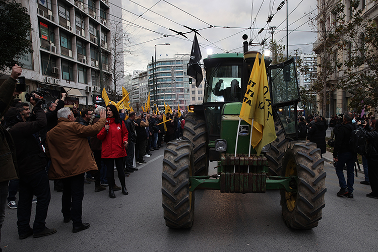 Yunan Çiftçilerden Parlamento Önünde Eylem