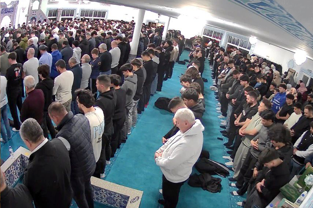 Leverkusen’de Kadir Gecesi’nde manevi atmosfer zirveye ulaştı