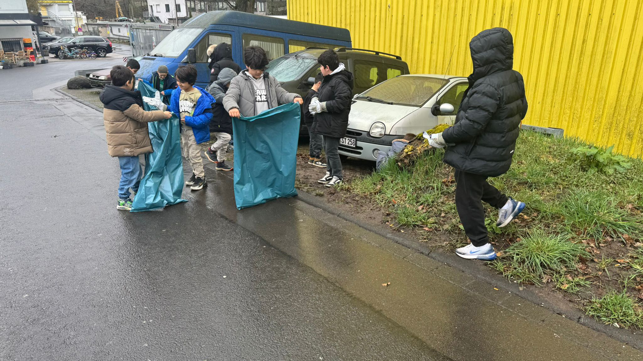 Leverkusen’de çocuklarla çevre temizliği: Cami çevresi pırıl pırıl