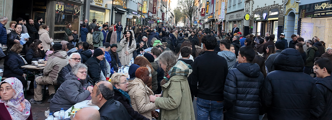 Köln-Keupstraße’de 500 metrelik sofrada 3 bin kişi iftar açtı