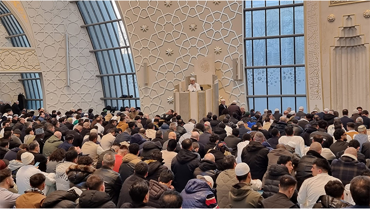 Avrupa’da Bayram Coşkusu: Camiler Dolup Taştı