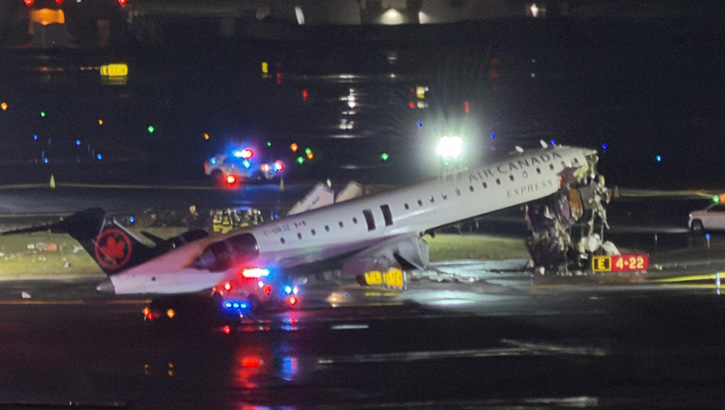 New York’ta Yolcu Uçağı İtfaiye Aracına Çarptı