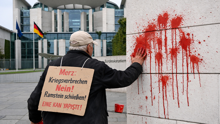 Berlin’de hükümete tepki: Başbakanlık boyandı