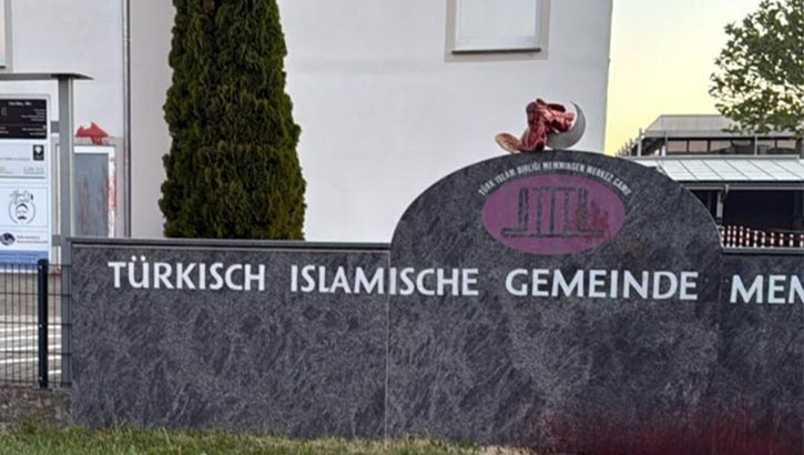 Memmingen’de Camiye Çirkin Saldırı: Domuz Kafası ve Kan Bırakıldı