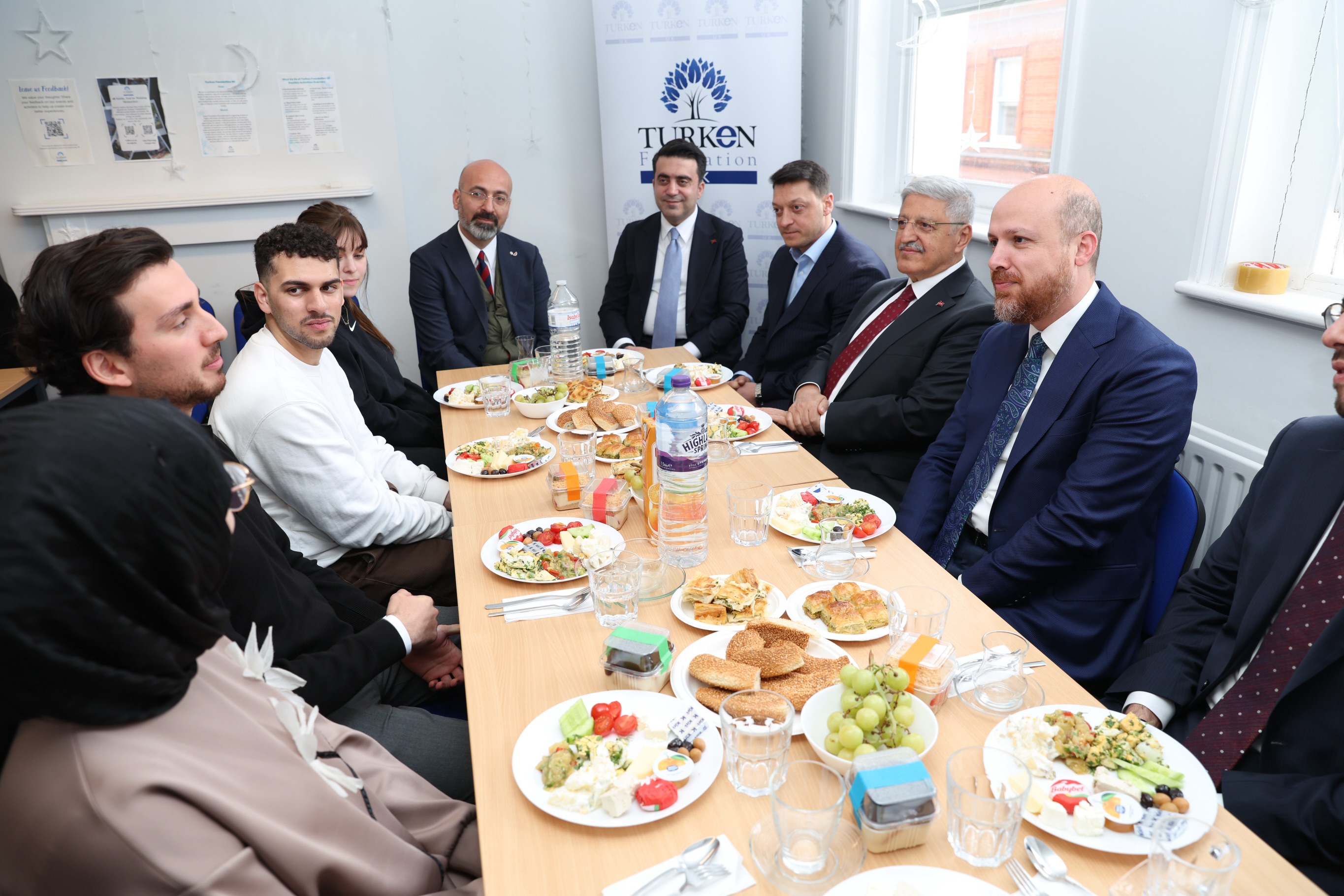 Bilal Erdoğan beraberindeki heyetle Londra TÜRKEN Vakfı’nı ziyaret etti