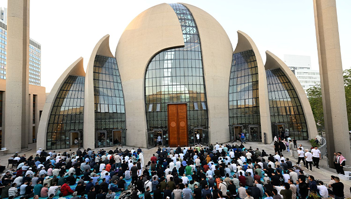 Köln DİTİB Köln Merkez Camii'nde bayram coşkusu