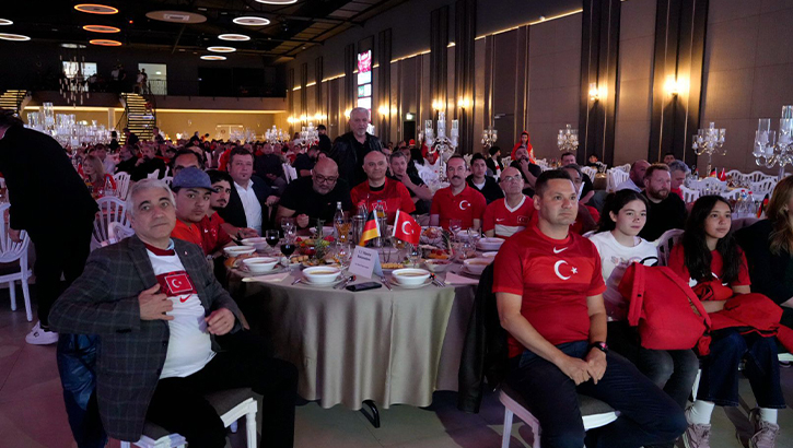 Gelsenkirchen’de Ay-Yıldızlı Gün: 1000 Kişi Dev Ekranda A Milli Takım İçin Tek Yürek Oldu