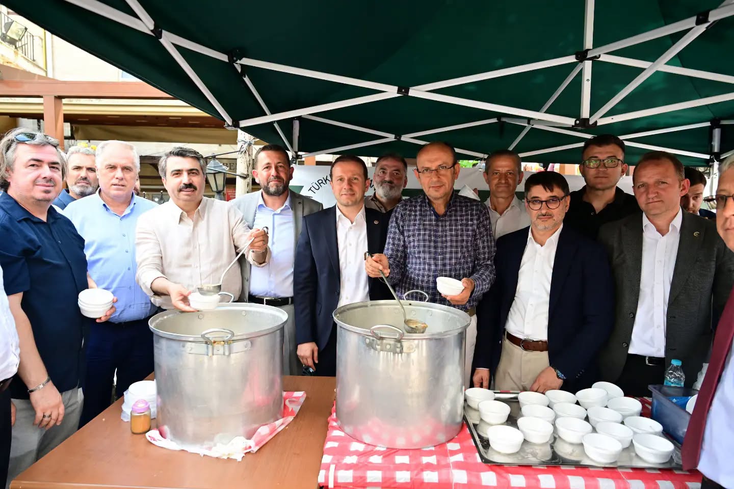 Bereket Camii’nde Dr. Sadık Ahmet ve şehit Mustafa Canbaz anısına aşure ikramı