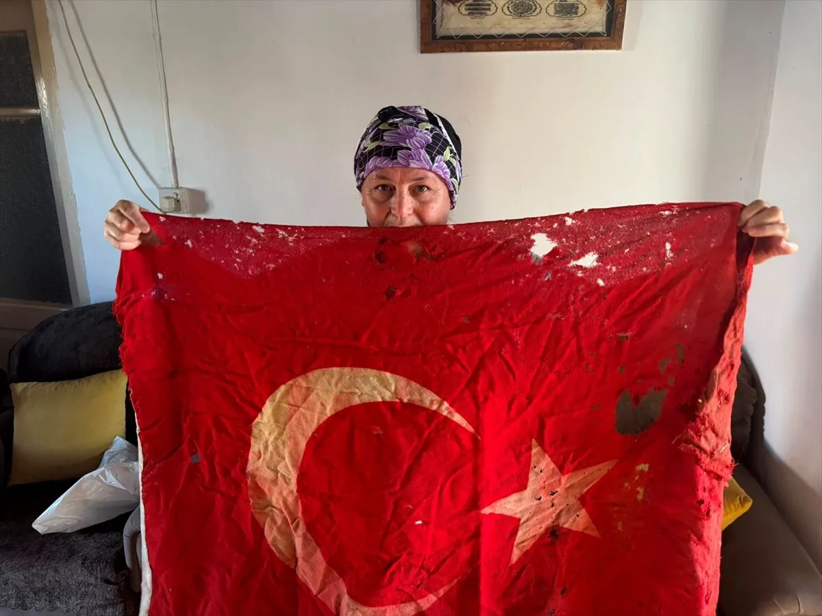 Mehmetçiğin emaneti 36 yıldır sandıkta: Tarihî bayrağı torununa bırakacak