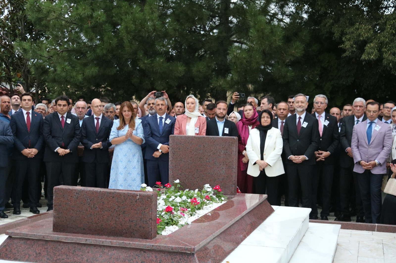 Dr. Sadık Ahmet, ölümünün 31. yıl dönümünde kabri başında anıldı