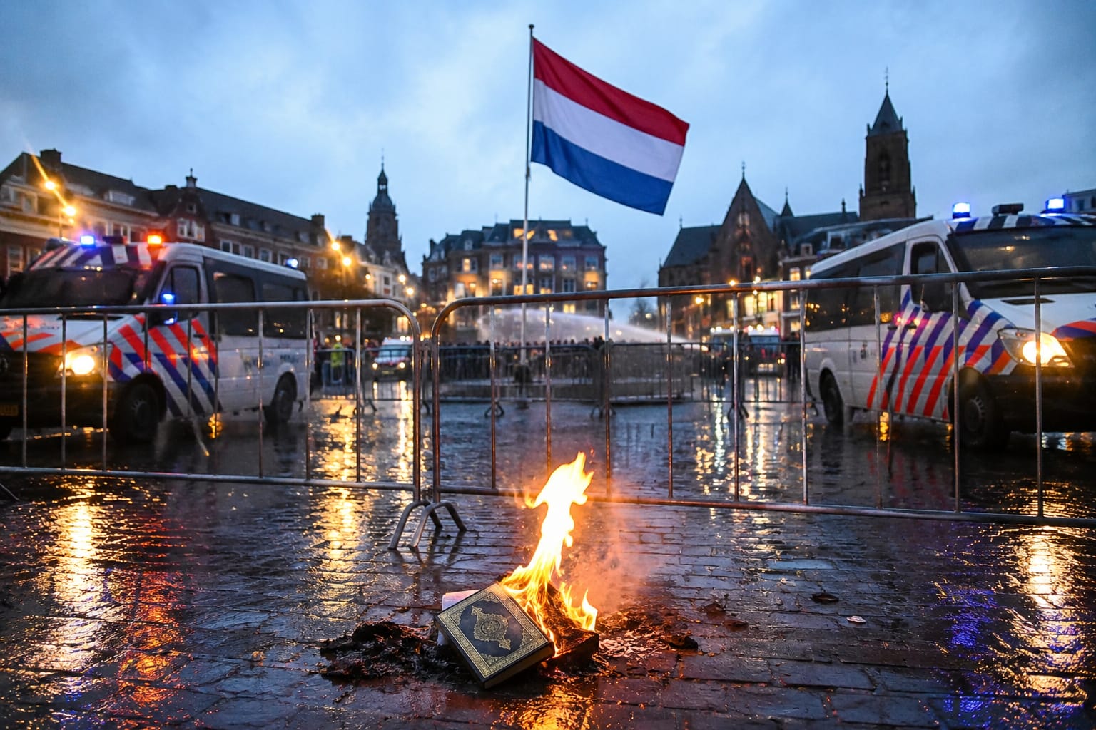 Arnhem’de Pegida lideri Edwin Wagensveld yeniden Kur’an-ı Kerim yaktı