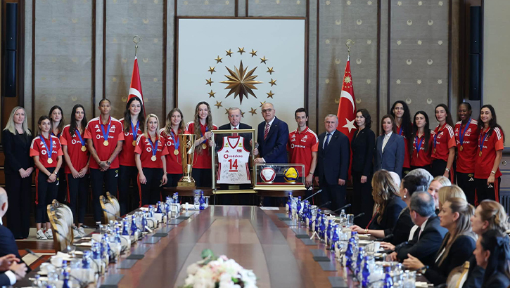 Cumhurbaşkanı Erdoğan şampiyon millî voleybolcuları Külliye’de ağırladı