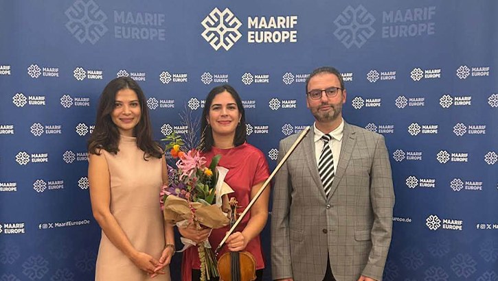 Keman sanatçısı Ayça Akünal Özalp, Köln’de sanatseverleri büyüledi